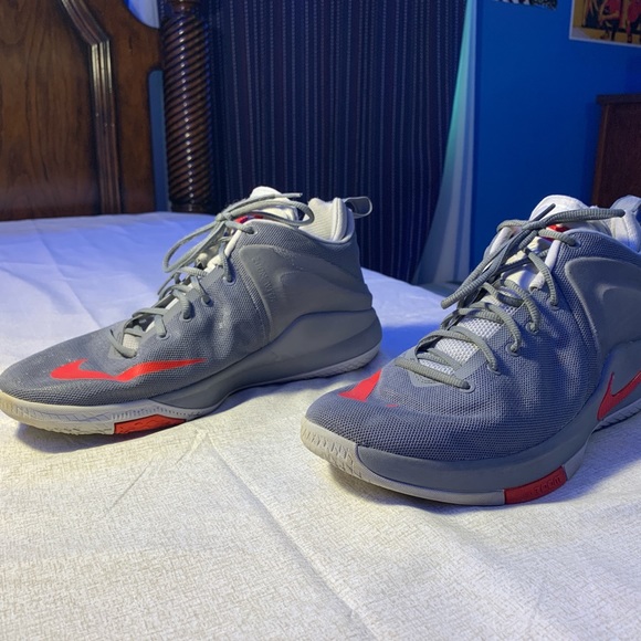 LeBron James - Nike basketball shoes - Picture 2 of 4